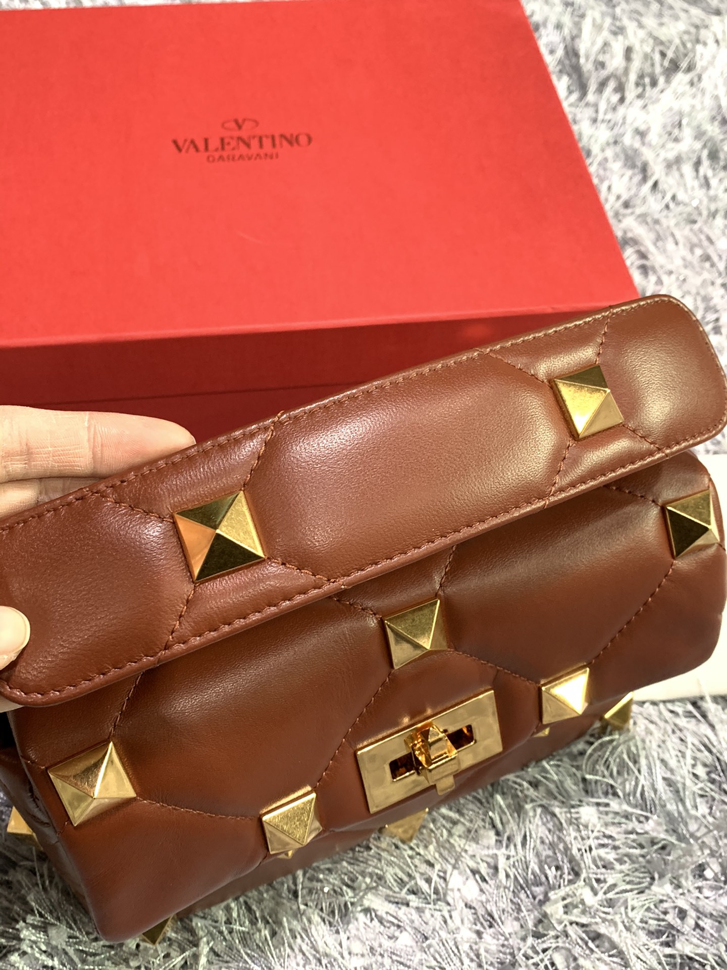 Va1e*ntin0 medium roman stud the shoulder bag in nappa with chain brown vw0b0i82bsf 25 x 16 x 10 cm