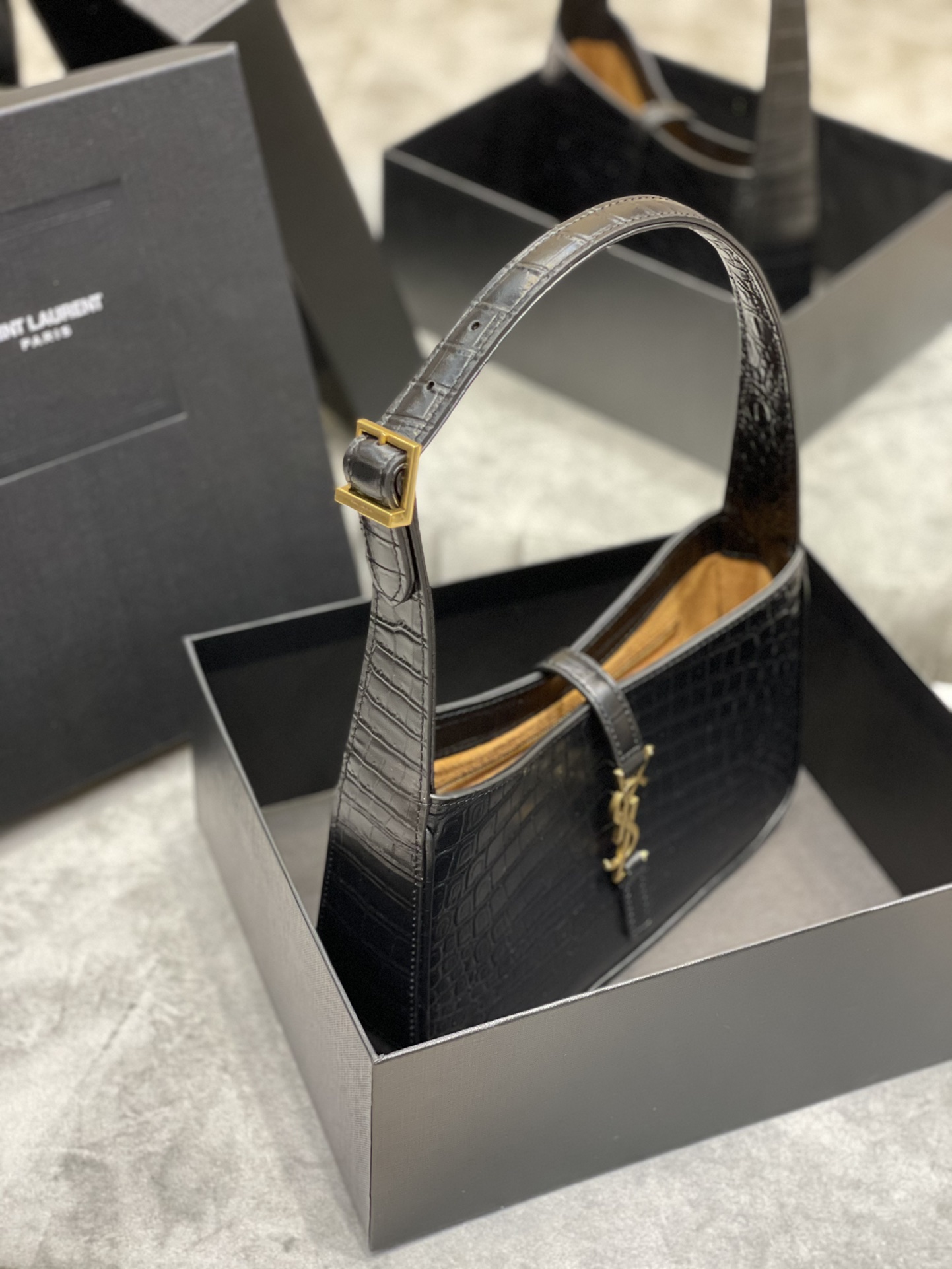 Y51 le 5 À 7 hobo bag in crocodile-embossed shiny leather black 657228 25 x 14 x 6 cm