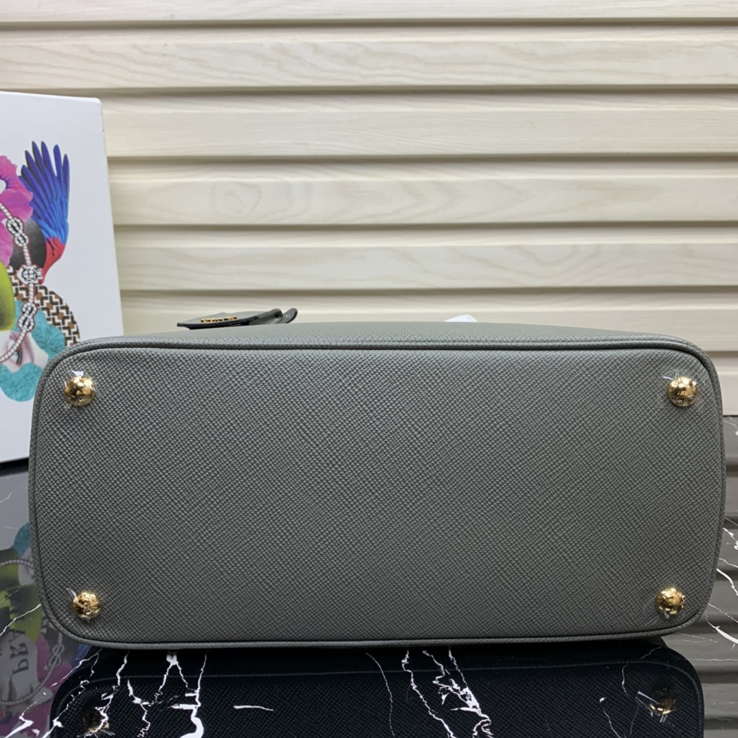 Pra*a medium galleria saffiano leather bag grey 1ba232 31 × 22.5 × 13.5 cm