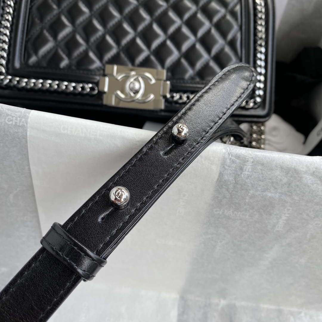 Ch**el medium quilted lambskin metal hardware black a67086 15 x 25 x 9 cm