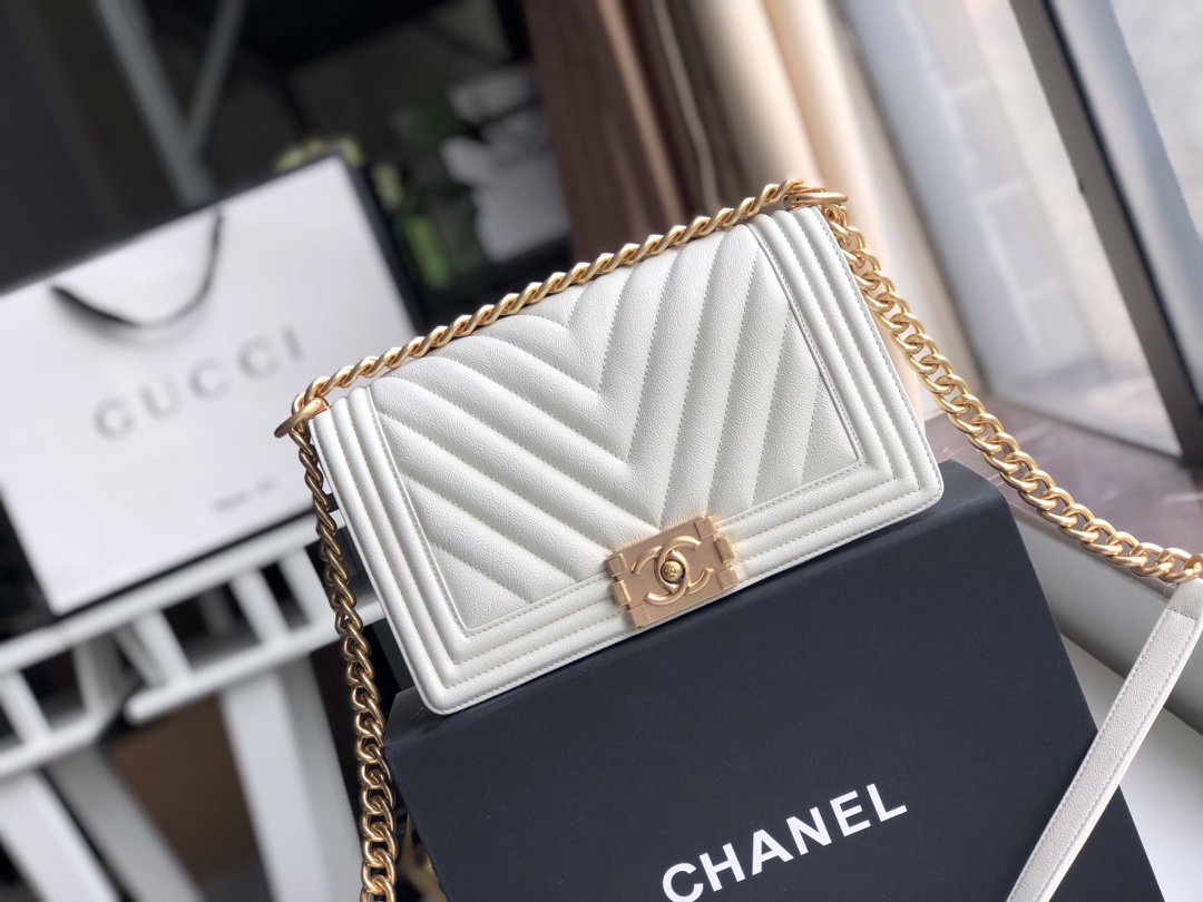 Ch**el medium old metallic chevron quilted boy flap bag white a67086 25 × 15 × 7.5 cm