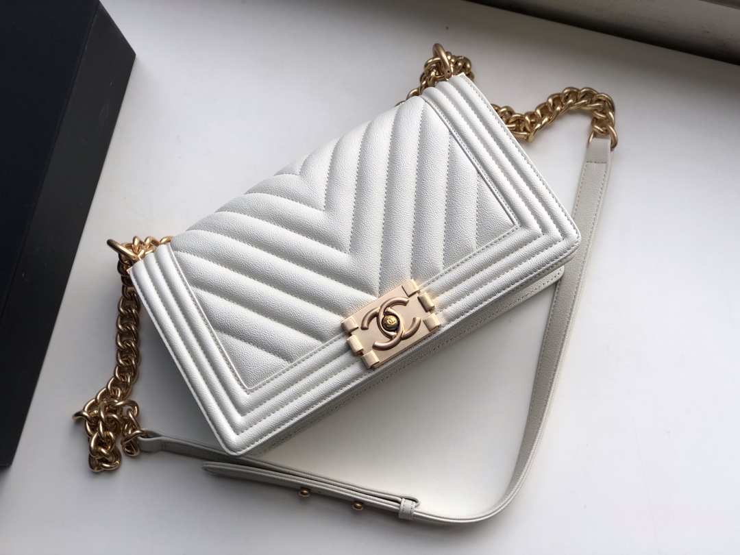 Ch**el medium old metallic chevron quilted boy flap bag white a67086 25 × 15 × 7.5 cm