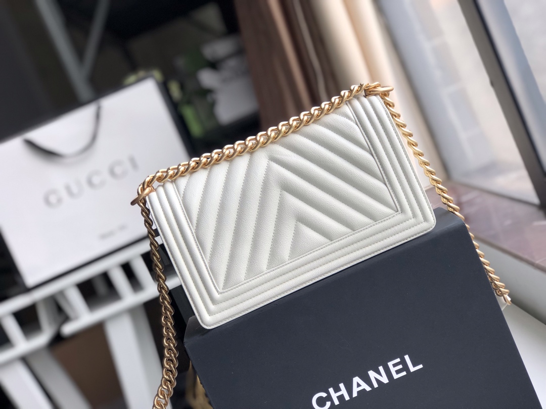 Ch**el medium old metallic chevron quilted boy flap bag white a67086 25 × 15 × 7.5 cm
