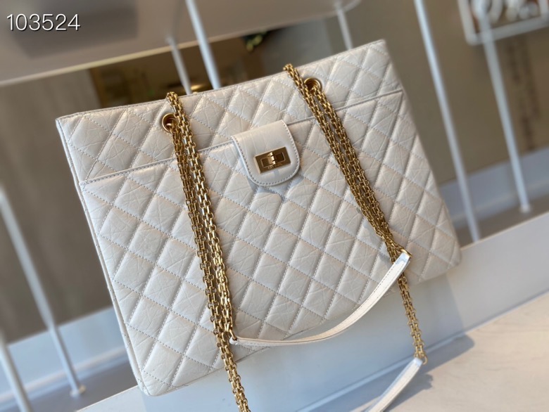 ch**el large D1am0nd pattern leather shopping bag white as661 35 x 26 x 11 cm