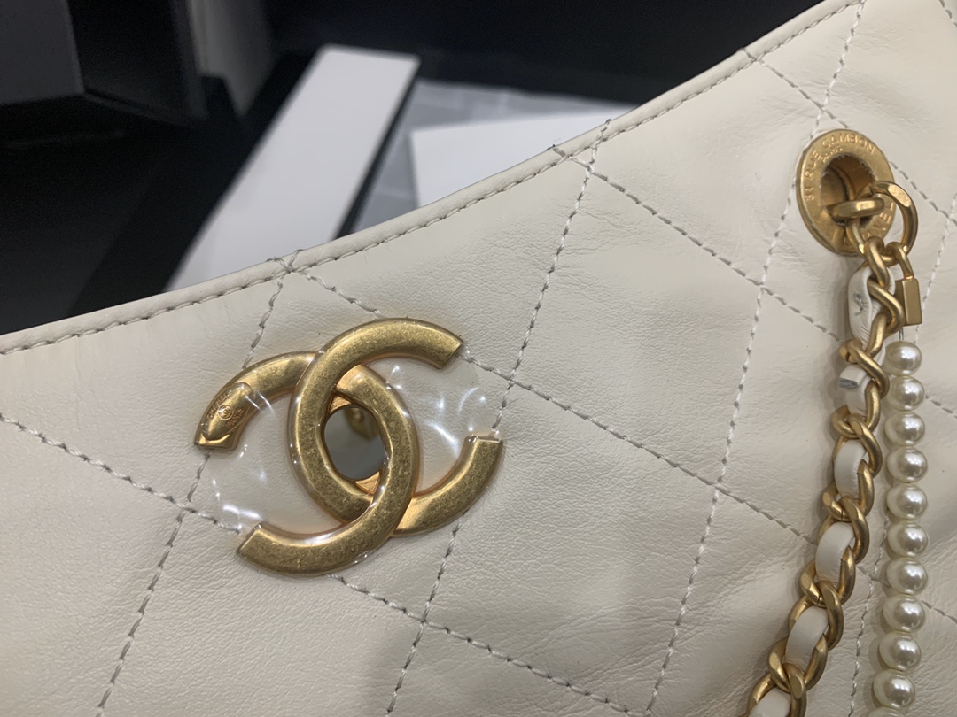 Ch**el calfskin crystal pearls shopping bag white as2213 34 x 25 x 5 cm