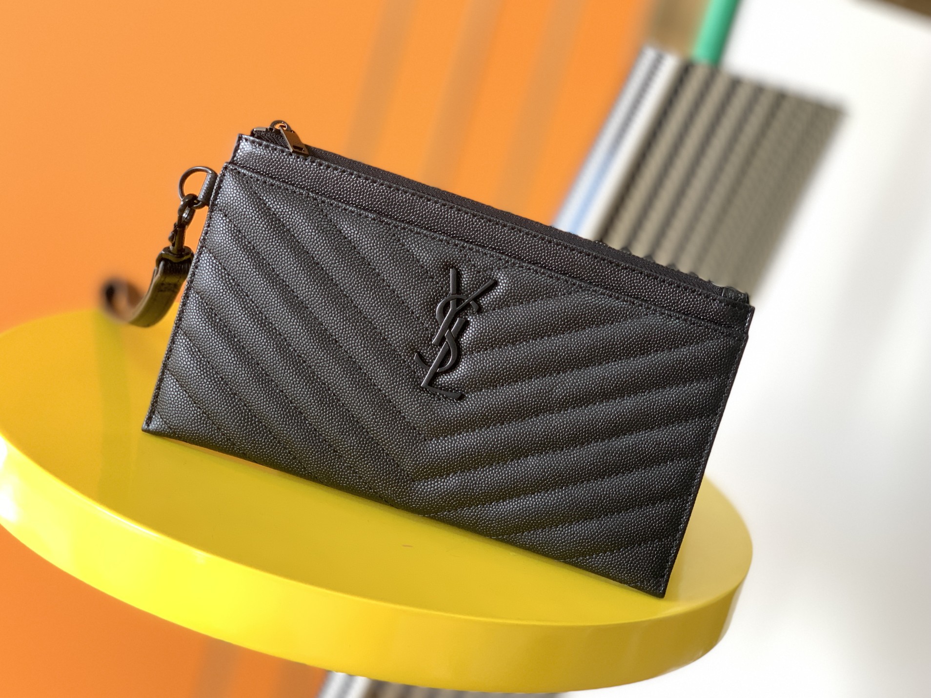 Y51 monogram large bill pouch in grain de poudre embossed leather black metal 636313 23 x 13 x 1 cm