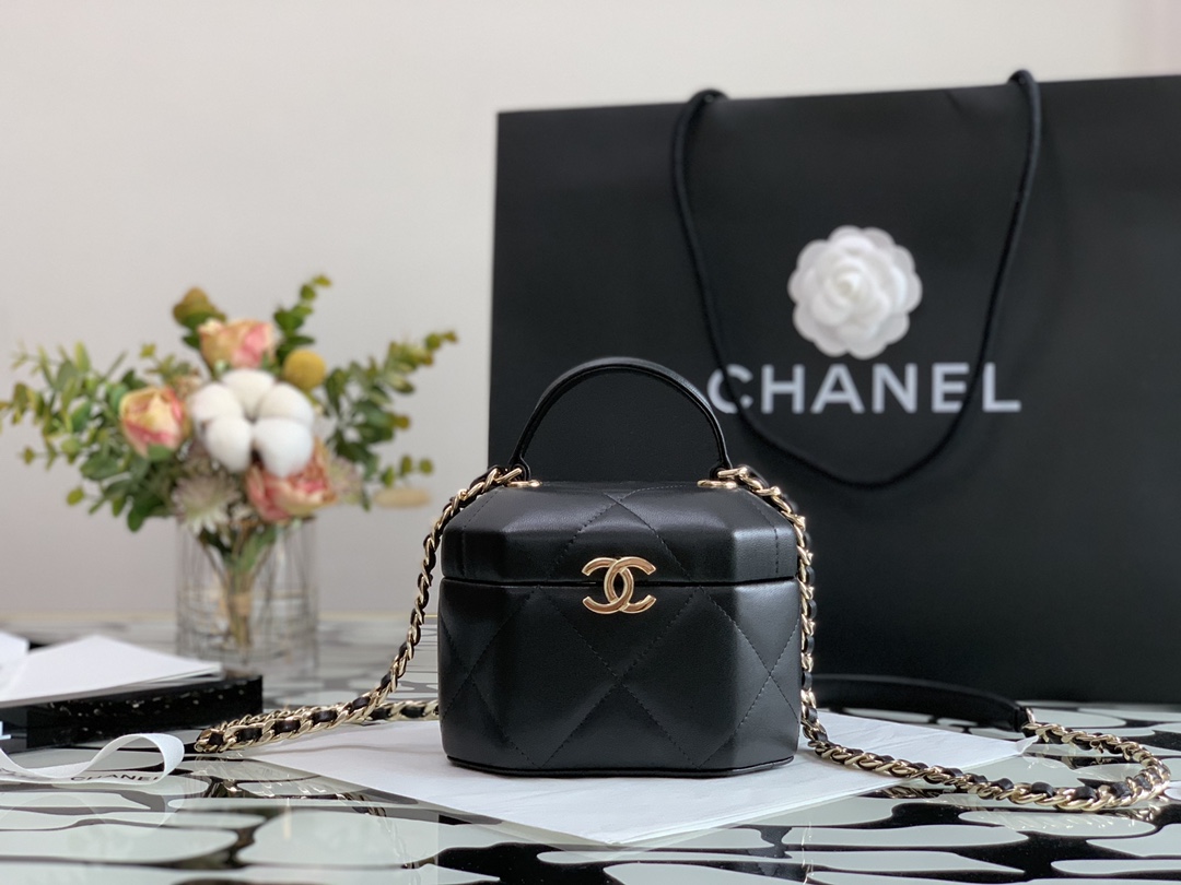 Ch**el small vanity case lambskin and gold metal black as2630 15 x 10 x 11 cm