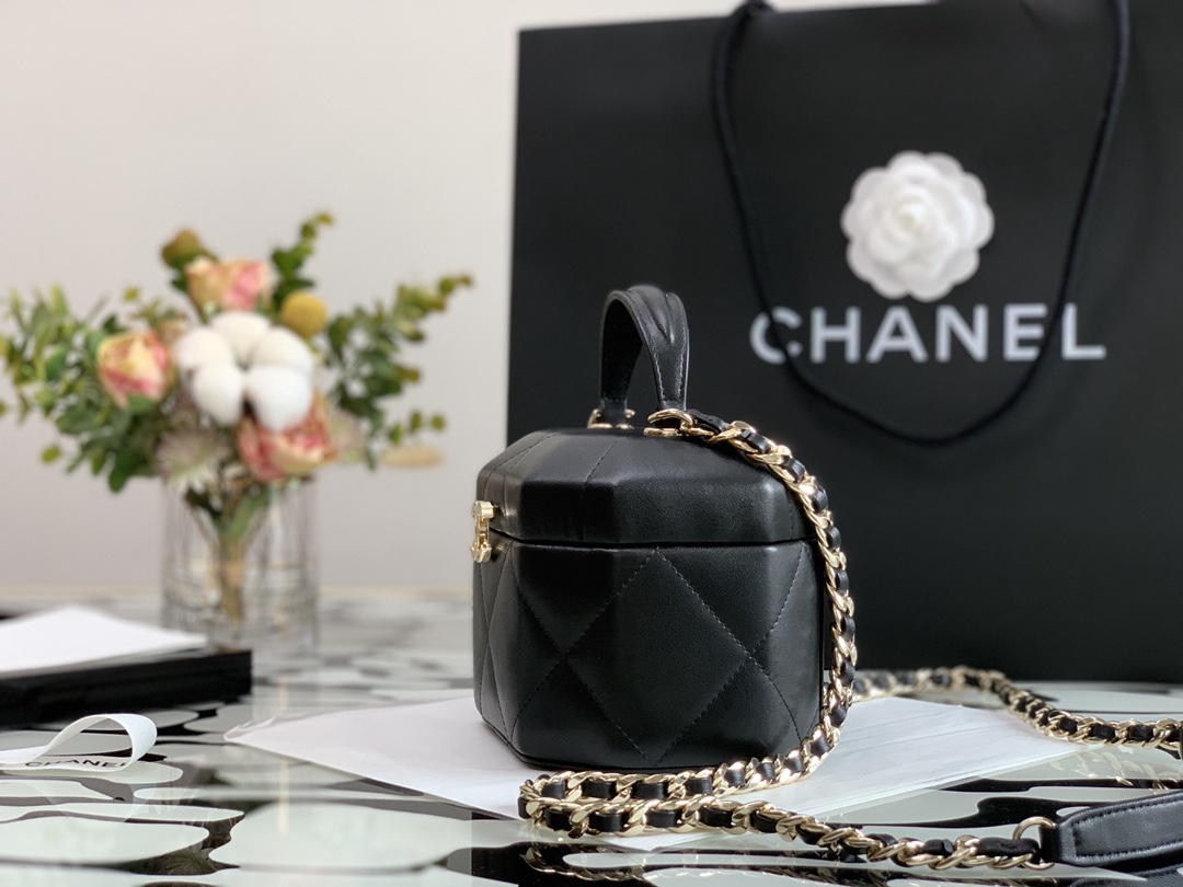 Ch**el small vanity case lambskin and gold metal black as2630 15 x 10 x 11 cm