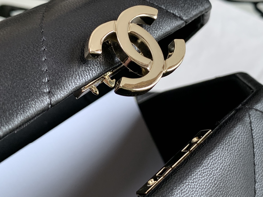 Ch**el small vanity case lambskin and gold metal black as2630 15 x 10 x 11 cm