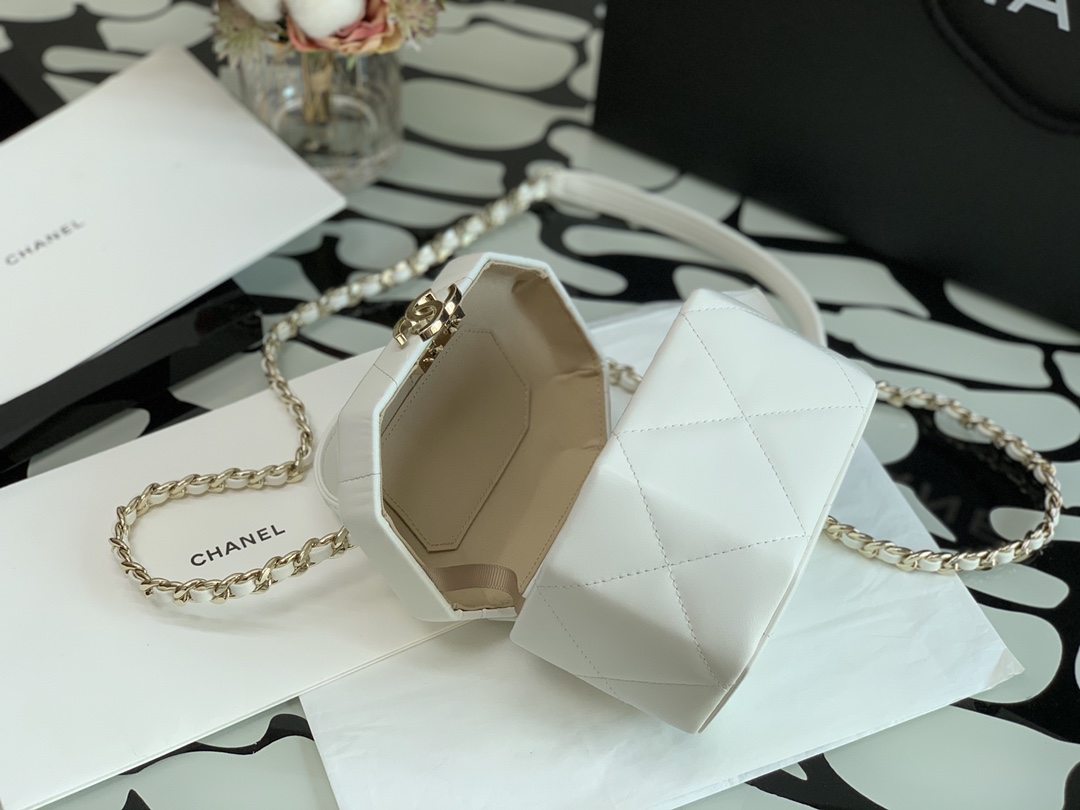 Ch**el small vanity case lambskin and gold metal white as2630 15 x 10 x 11 cm