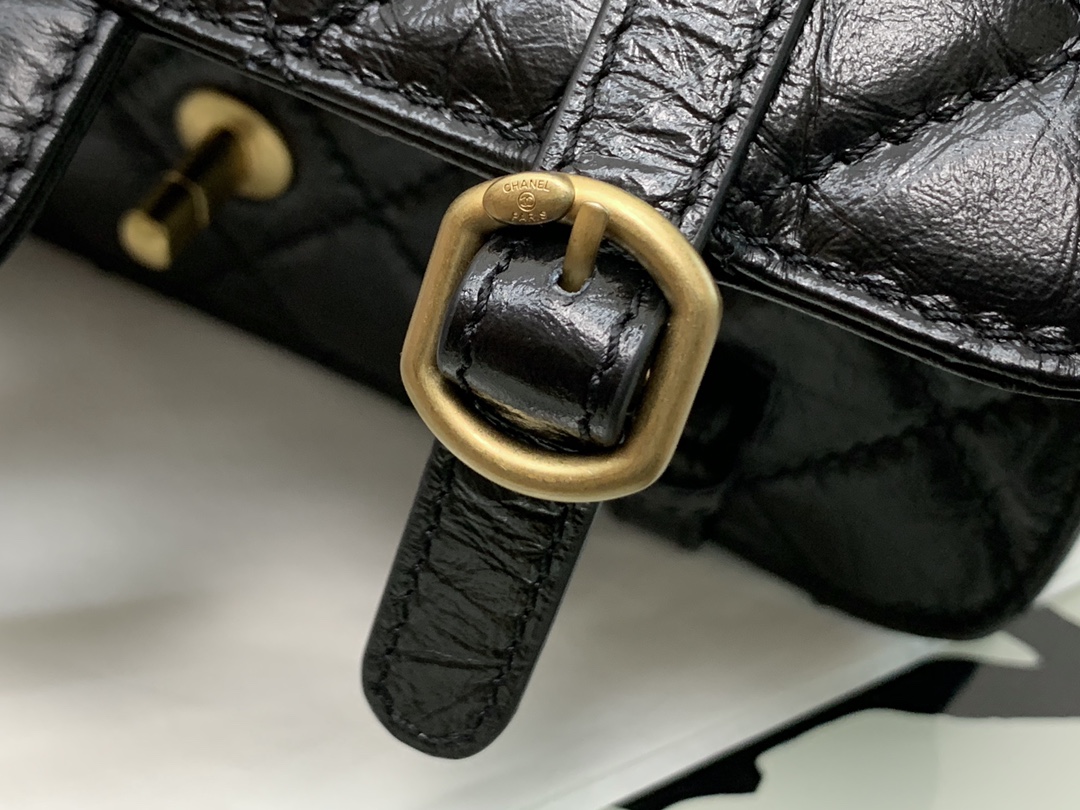 Ch**el aged calfskin and gold-tone metal messenger flap bag black as2696 17 x 25 x 8 cm