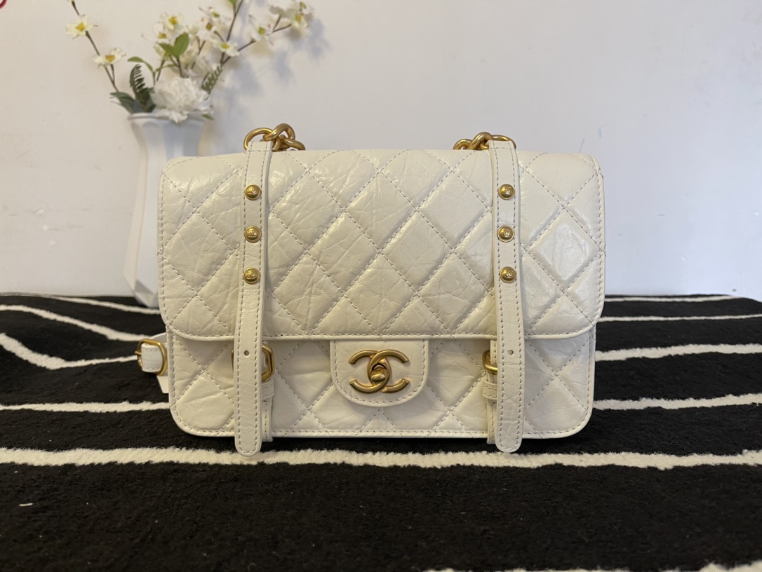 Ch**el aged calfskin and gold-tone metal messenger flap bag white as2696 17 x 25 x 8 cm