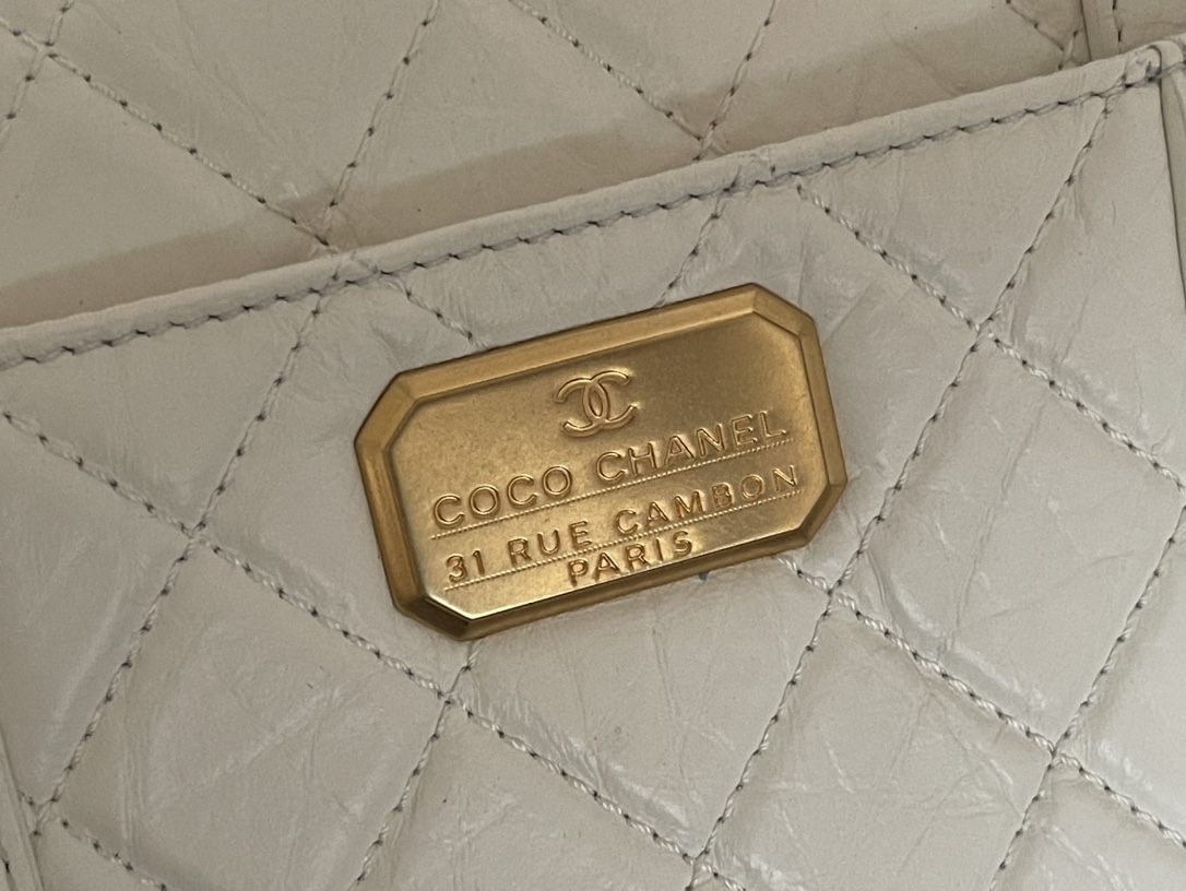 Ch**el aged calfskin and gold-tone metal messenger flap bag white as2696 17 x 25 x 8 cm
