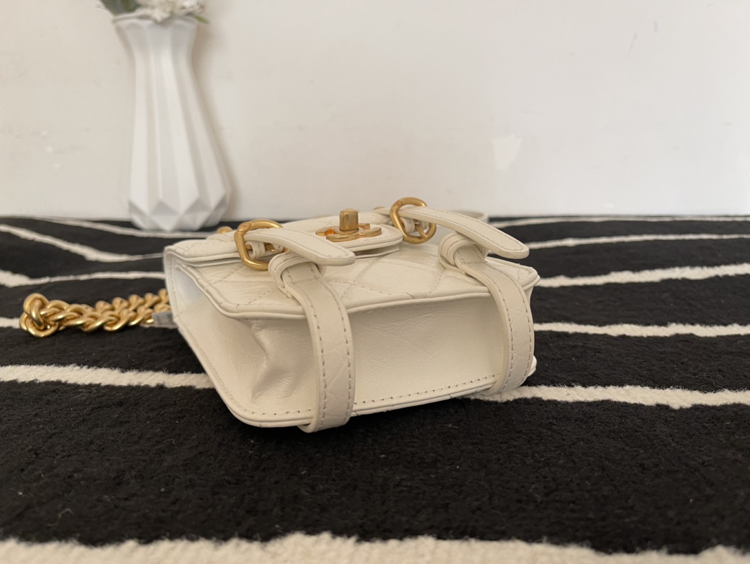 Ch**el mini aged calfskin and gold-tone metal messenger flap bag white as2695 17 x 14 x 7 cm