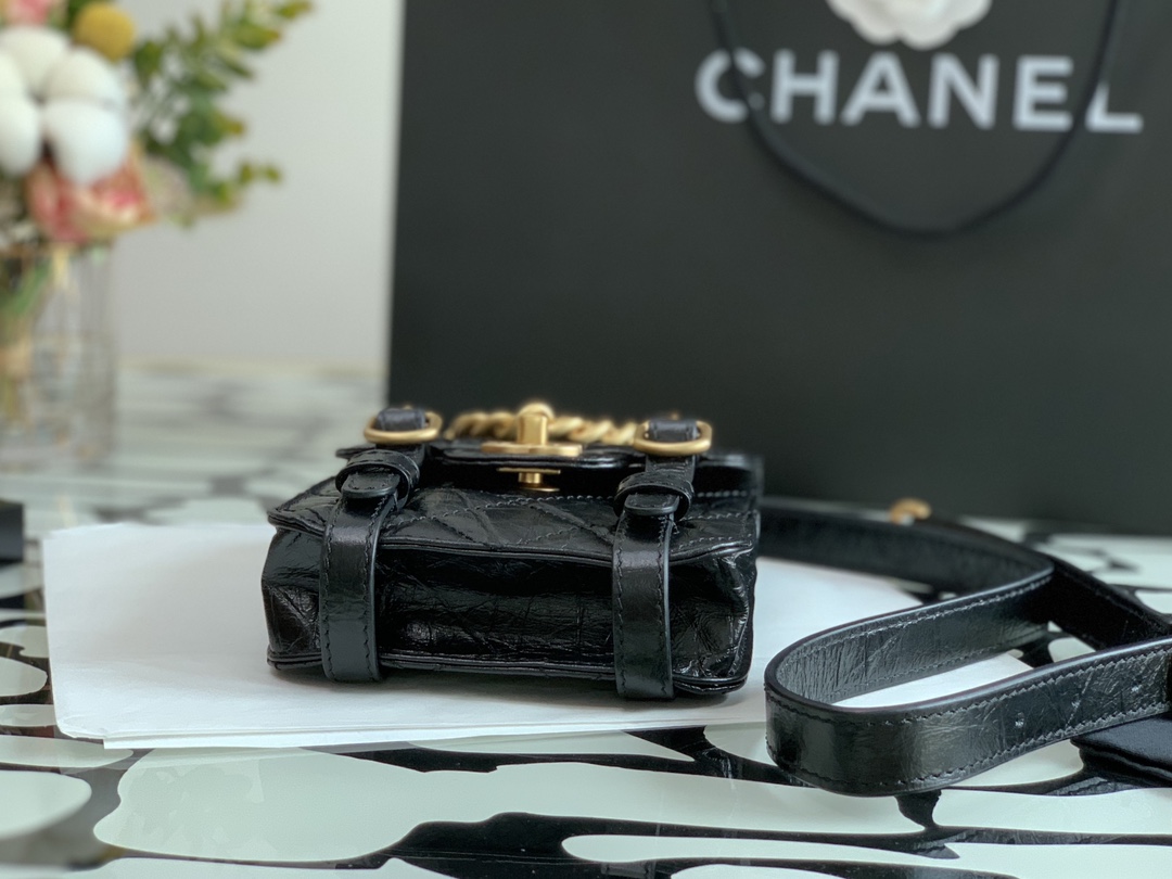 Ch**el mini aged calfskin and gold-tone metal messenger flap bag black as2695 17 x 14 x 7 cm