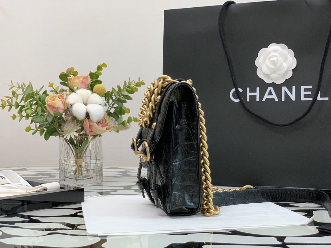 Ch**el mini aged calfskin and gold-tone metal messenger flap bag black as2695 17 x 14 x 7 cm