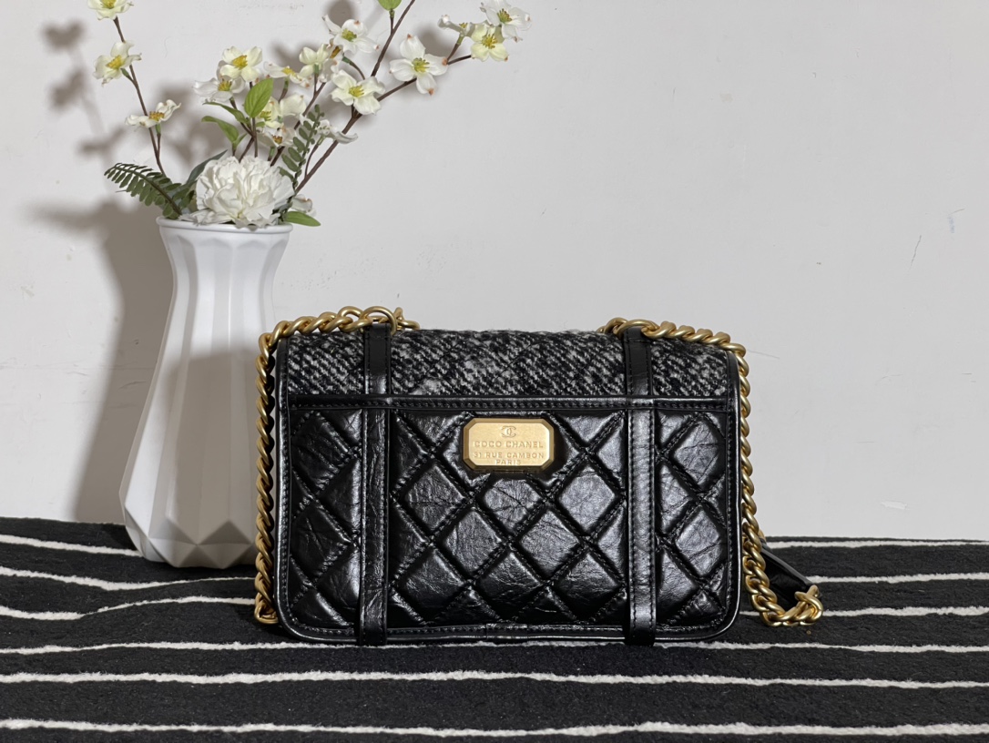 Ch**el tweed aged calfskin and aged pale yellow metal messenger flap bag white as2696 17 x 25 x 8 cm