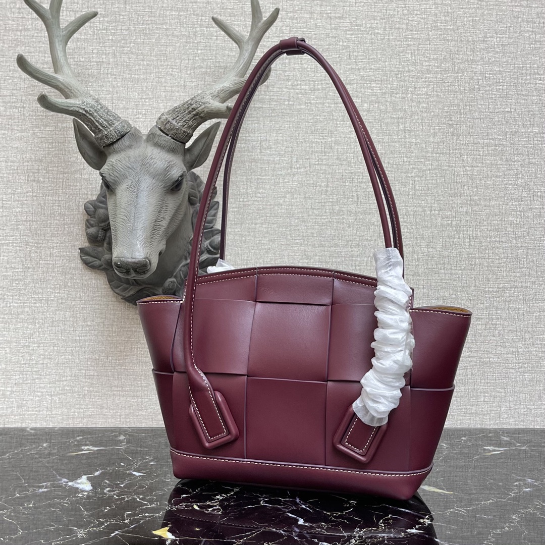 b0tt*ga Ven*ta small arco burgundy 600606 29 x 8 x 17 cm