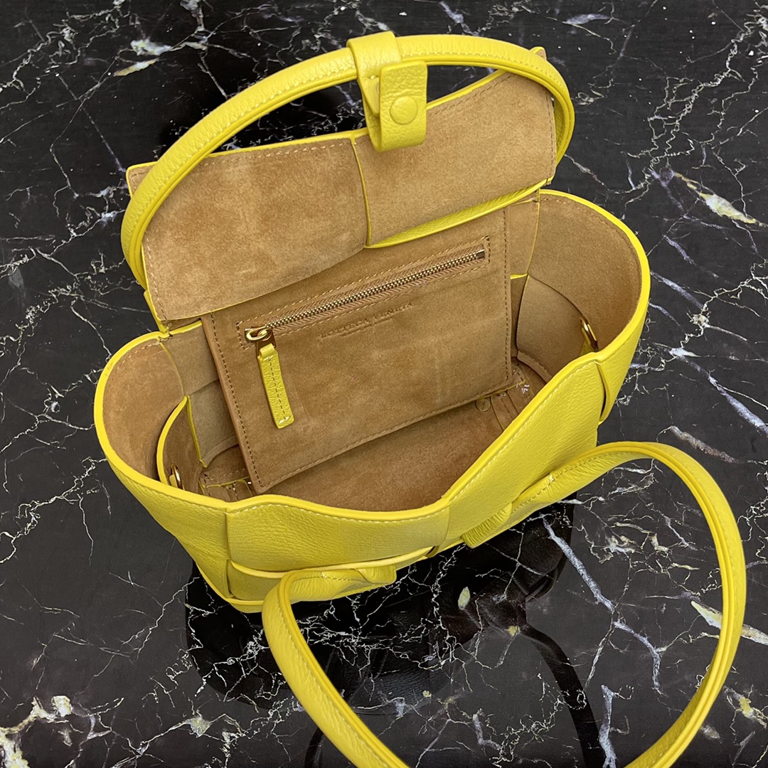b0tt*ga Ven*ta small arco yellow 600606 29 x 8 x 17 cm