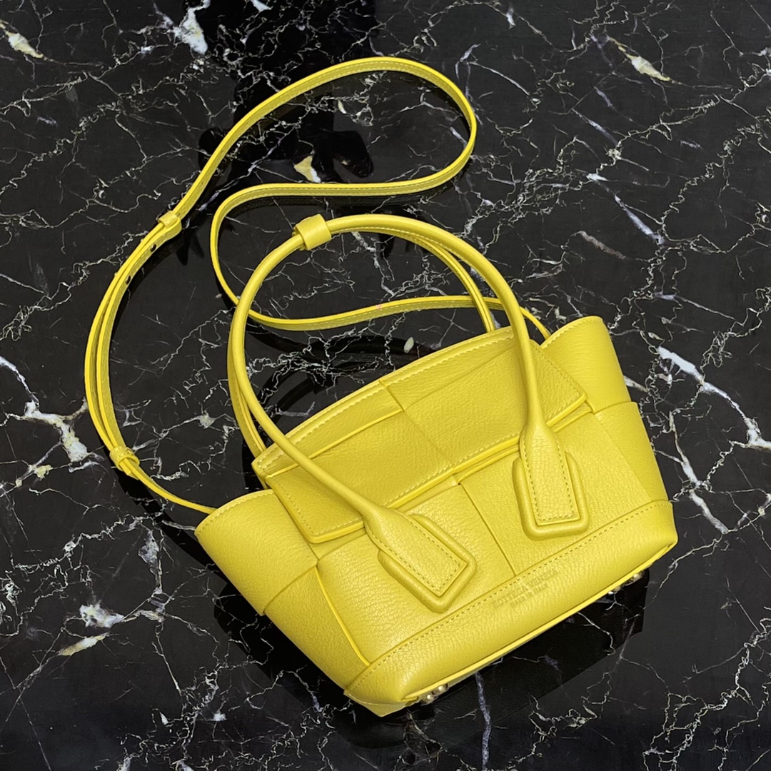 b0tt*ga Ven*ta small arco yellow 600606 29 x 8 x 17 cm