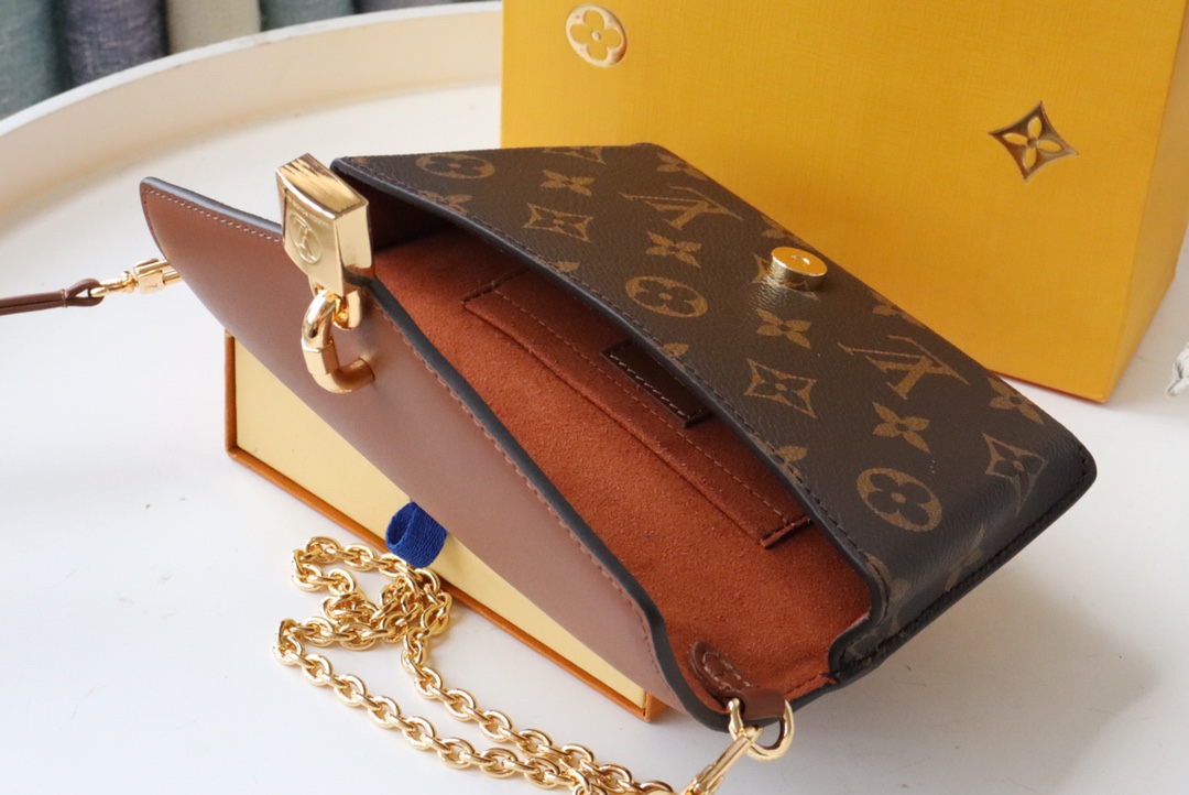 l0vis Vvtt0n padlock on strap monogram canvas  caramel m80763 19 x 11 x 3 cm