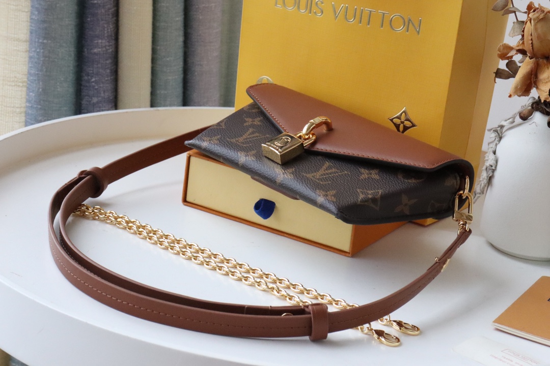 l0vis Vvtt0n padlock on strap monogram canvas  caramel m80763 19 x 11 x 3 cm