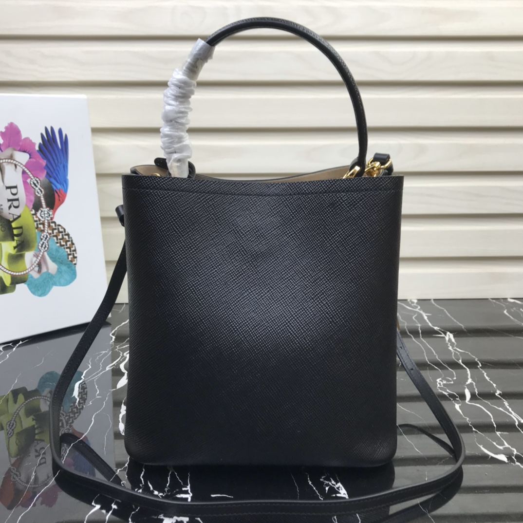 Pra*a medium panier saffiano leather bag black and creme 1ba212 22 × 23 × 13 cm