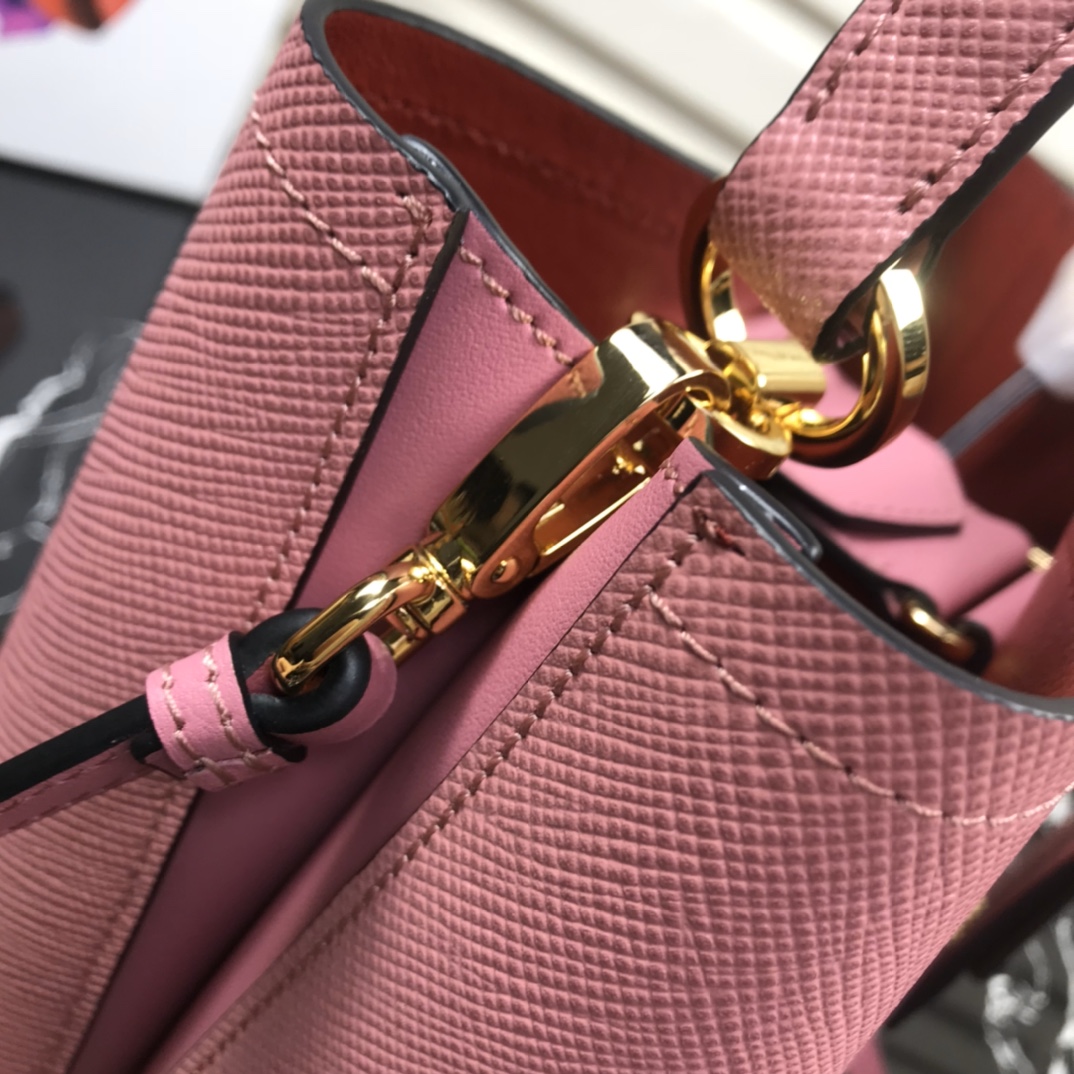 Pra*a medium panier saffiano leather bag light pink and red 1ba212 22 × 23 × 13 cm