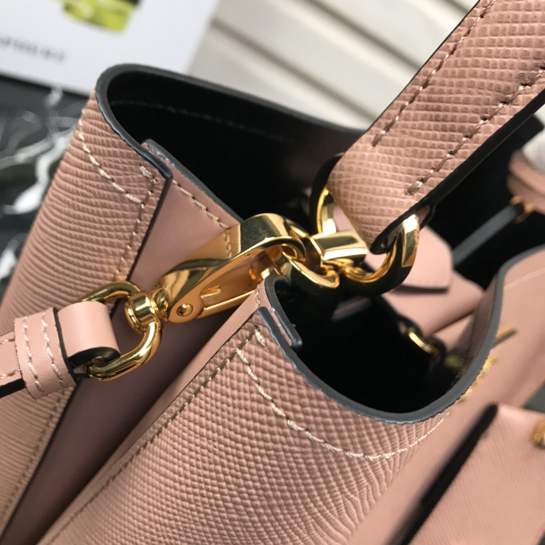 Pra*a medium panier saffiano leather bag peach pink 1ba212 22 × 23 × 13 cm