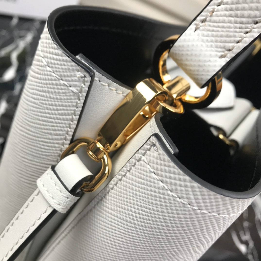 Pra*a medium panier saffiano leather bag white and black 1ba212 22 × 23 × 13 cm
