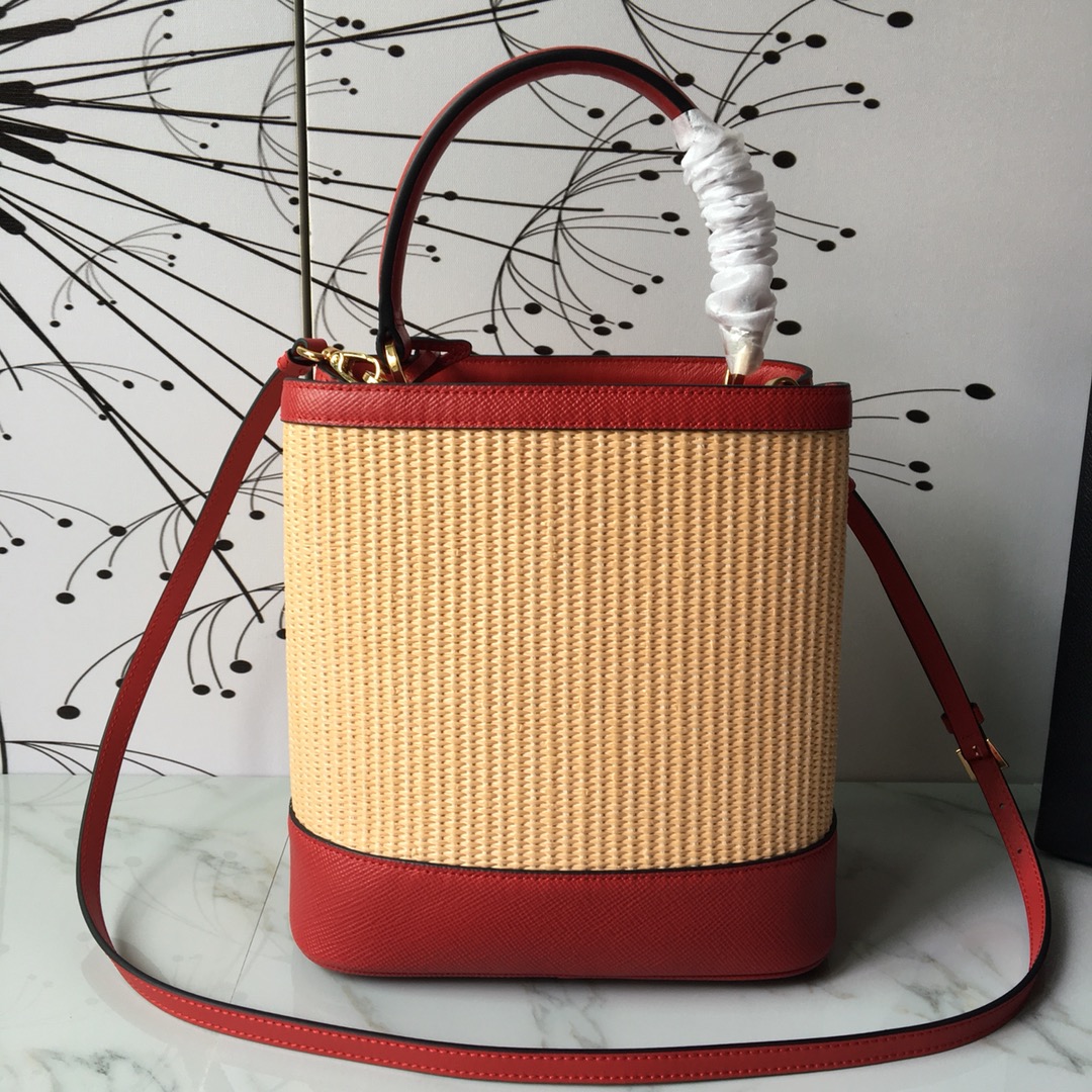 Pra*a medium straw panier bag red 1ba212 13 x 22 x 23 cm