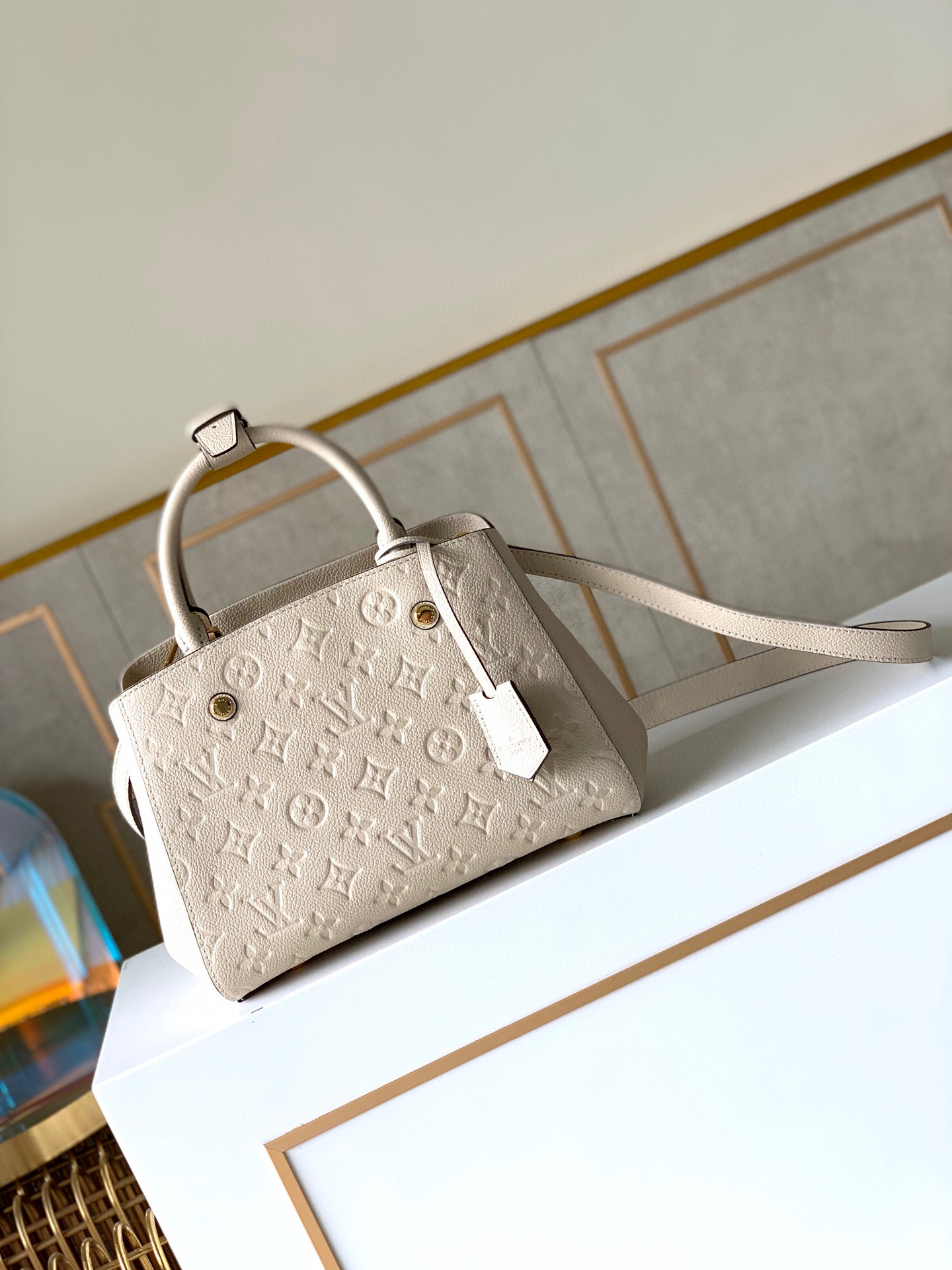 l0vis Vvtt0n montaigne bb monogram empreinte leather white m42747 29 x 20 x 13 cm