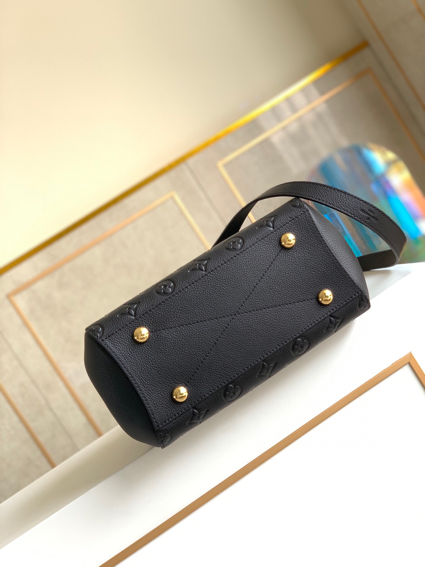 l0vis Vvtt0n montaigne bb monogram empreinte leather black m41053 29 x 20 x 13 cm