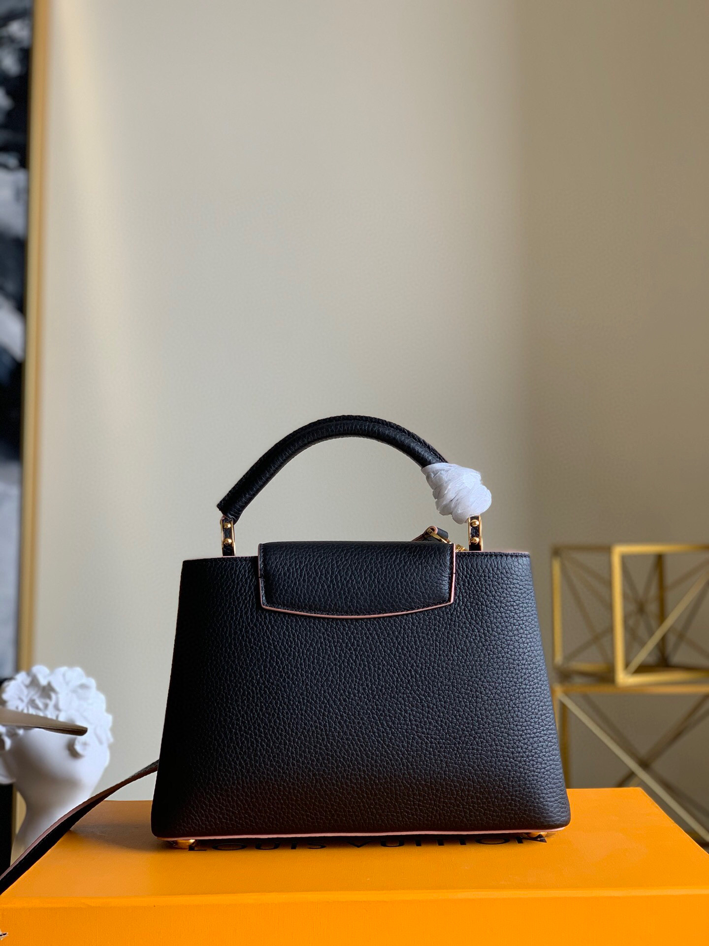 l0vis Vvtt0n capucines bb taurillon leather black m94755 27 x 21 x 9 cm