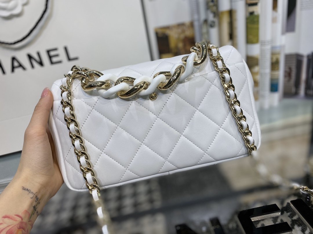 Ch**el flap bag with large bi-color chain white as1353 16 x 24 x 6 cm