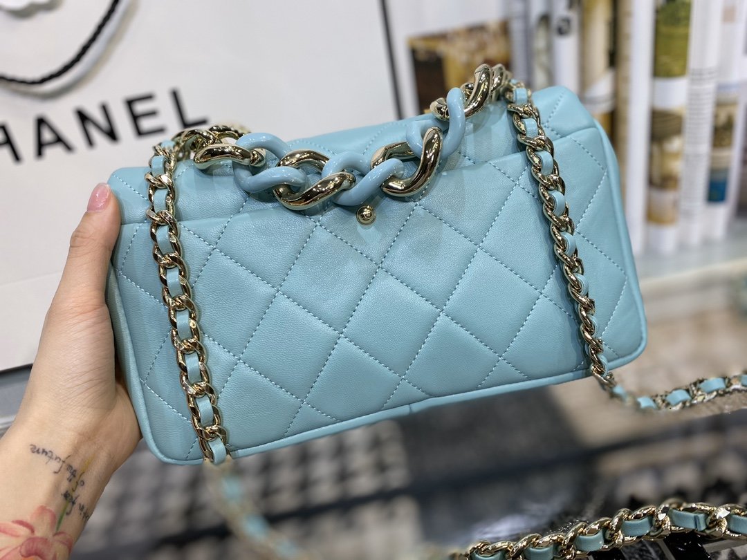 Ch**el flap bag with large bi-color chain blue as1353 16 x 24 x 6 cm