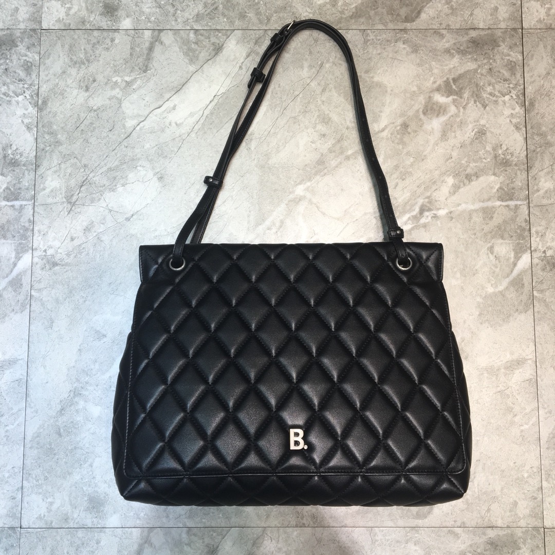 ba1en*iaga large buckle shoulder bag D1am0nd pattern leather silver metal black 37 x 8 x 29 cm