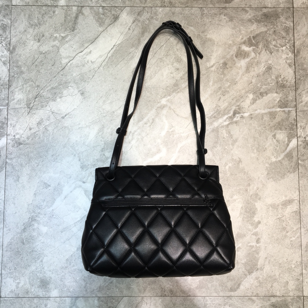 ba1en*iaga small buckle shoulder bag D1am0nd pattern leather black metal black 25 x 9 x 20 cm