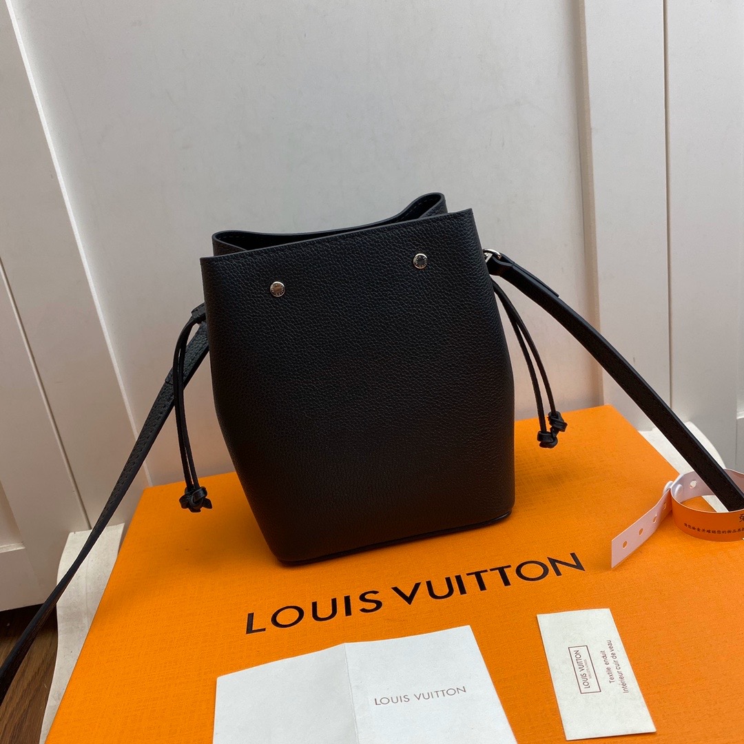 l0vis Vvtt0n nano lockme bucket grained calfskin black m68709 13.5 x 16 x 10 cm