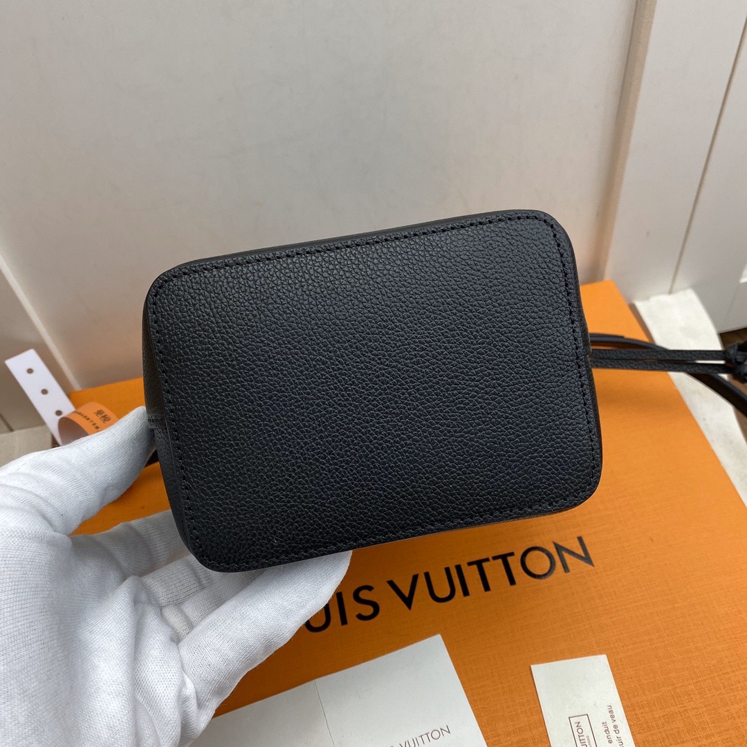l0vis Vvtt0n nano lockme bucket grained calfskin black m68709 13.5 x 16 x 10 cm