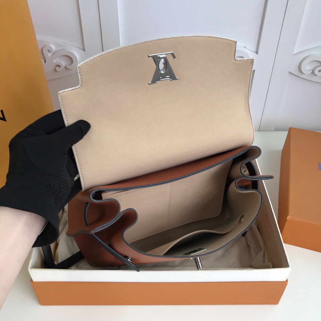 l0vis Vvtt0n lockme ever mm soft grained calfskin leather caramel and white m56094 33.5 x 21.5 x 14.5 cm