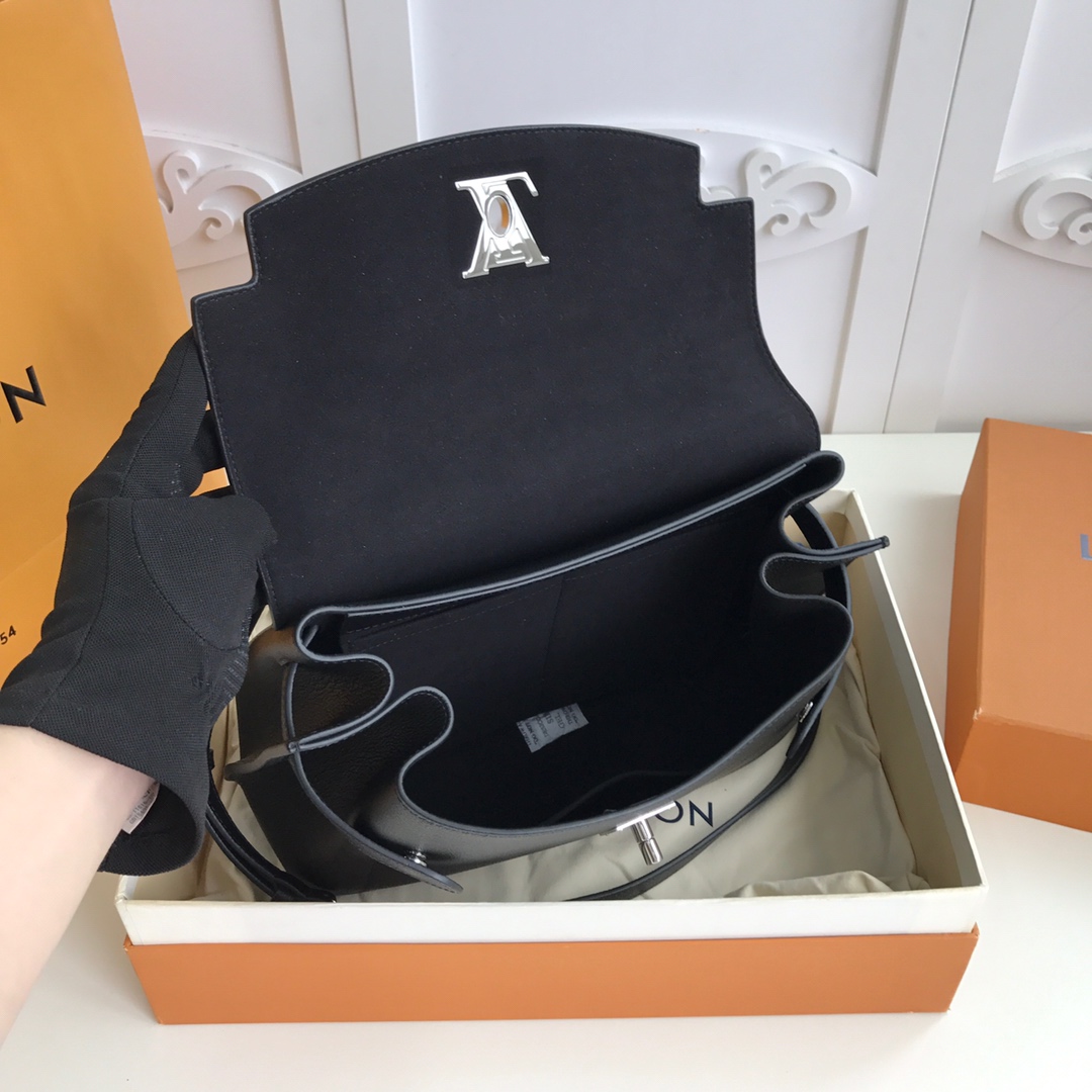 l0vis Vvtt0n lockme ever mm soft grained calfskin leather black m51395 33.5 x 21.5 x 14.5 cm