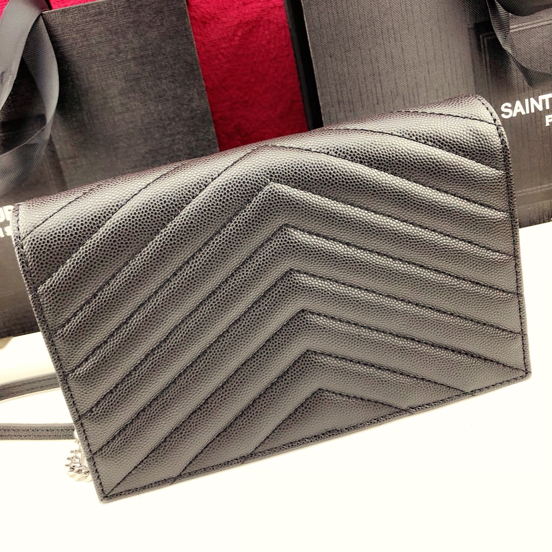 Y51 envelope chain wallet in grain de poudre embossed leather silver metal black 393953 19 x 11.5 x 4 cm