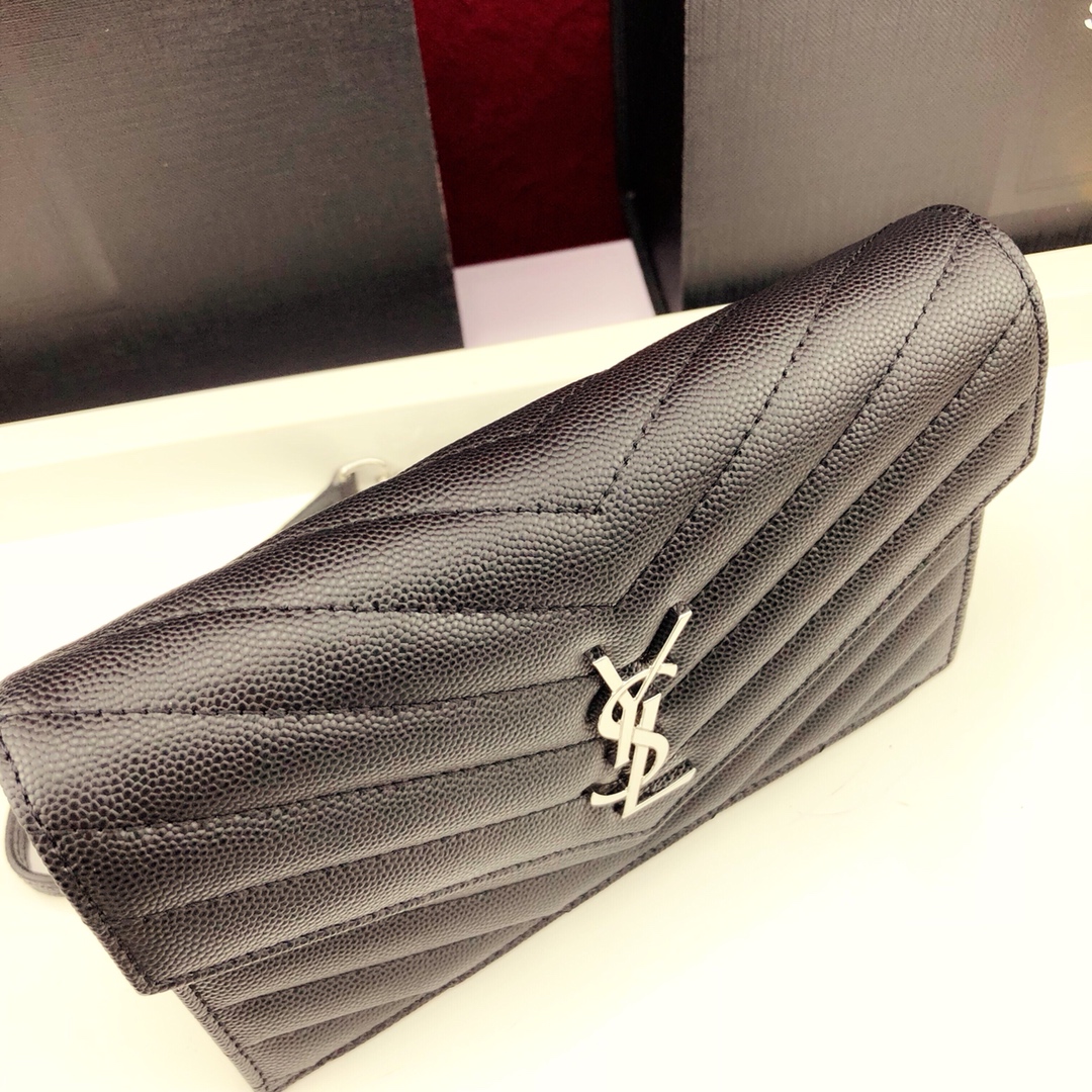 Y51 envelope chain wallet in grain de poudre embossed leather silver metal black 393953 19 x 11.5 x 4 cm