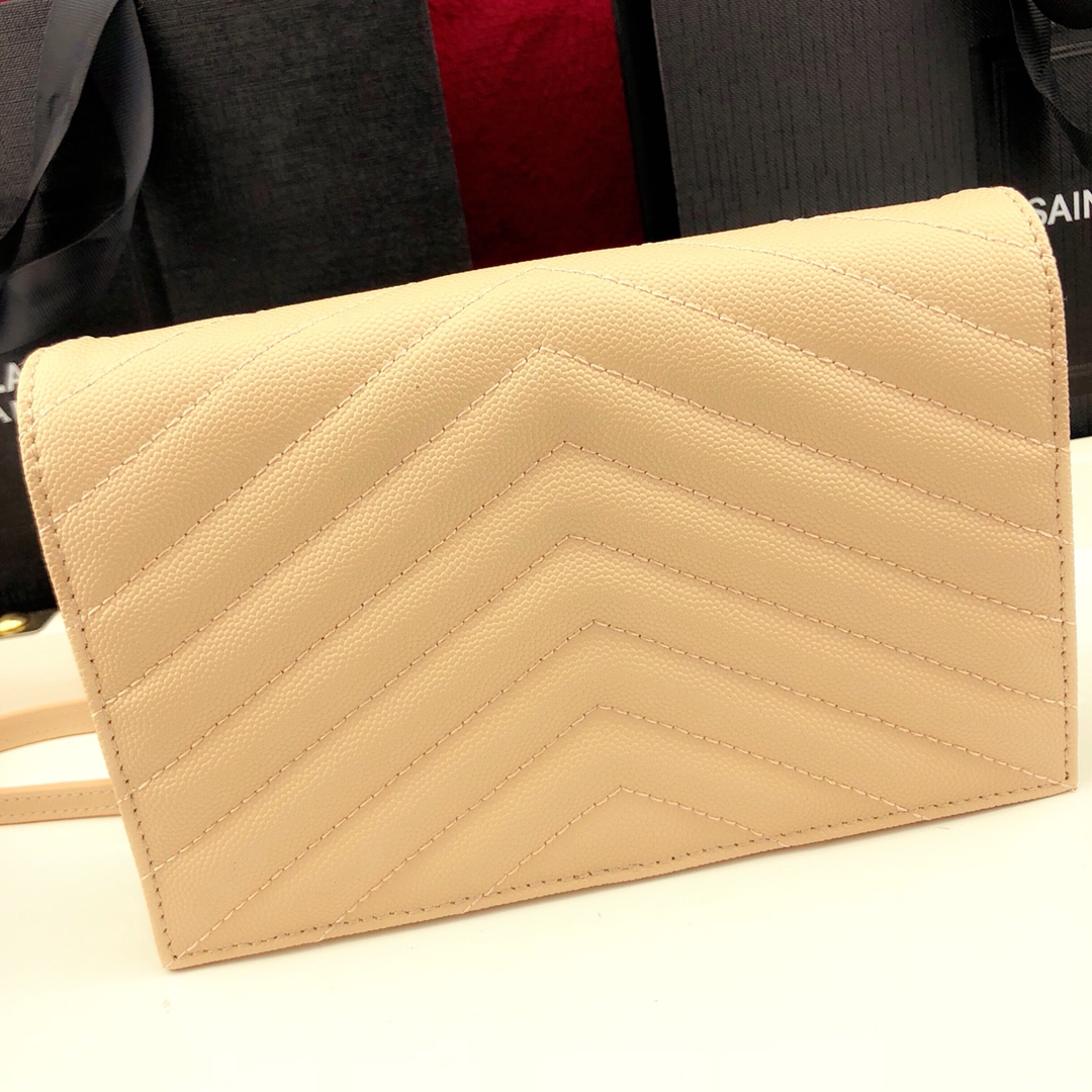 Y51 envelope chain wallet in grain de poudre embossed leather creme 393953 19 x 11.5 x 4 cm