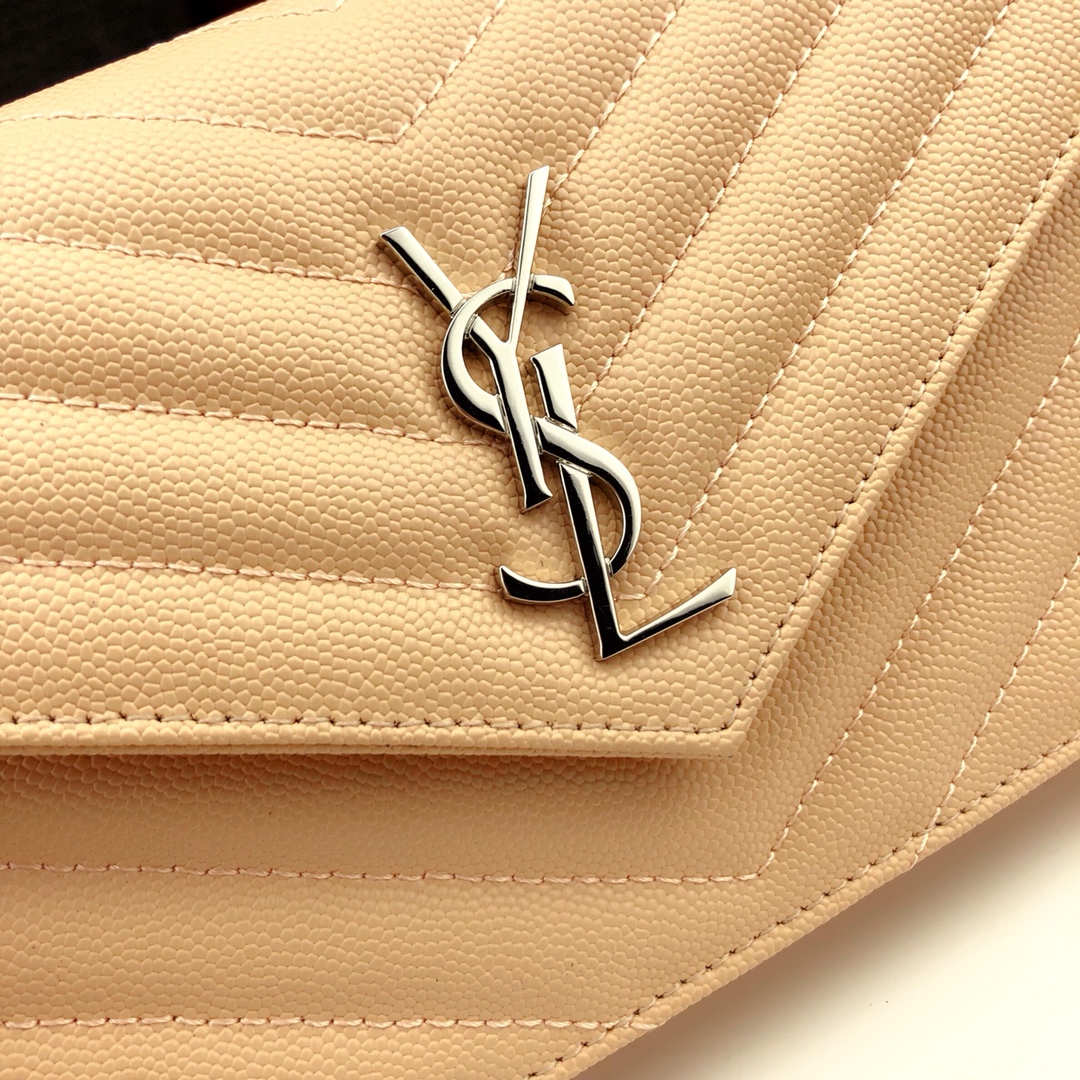 Y51 envelope chain wallet in grain de poudre embossed leather creme 393953 19 x 11.5 x 4 cm