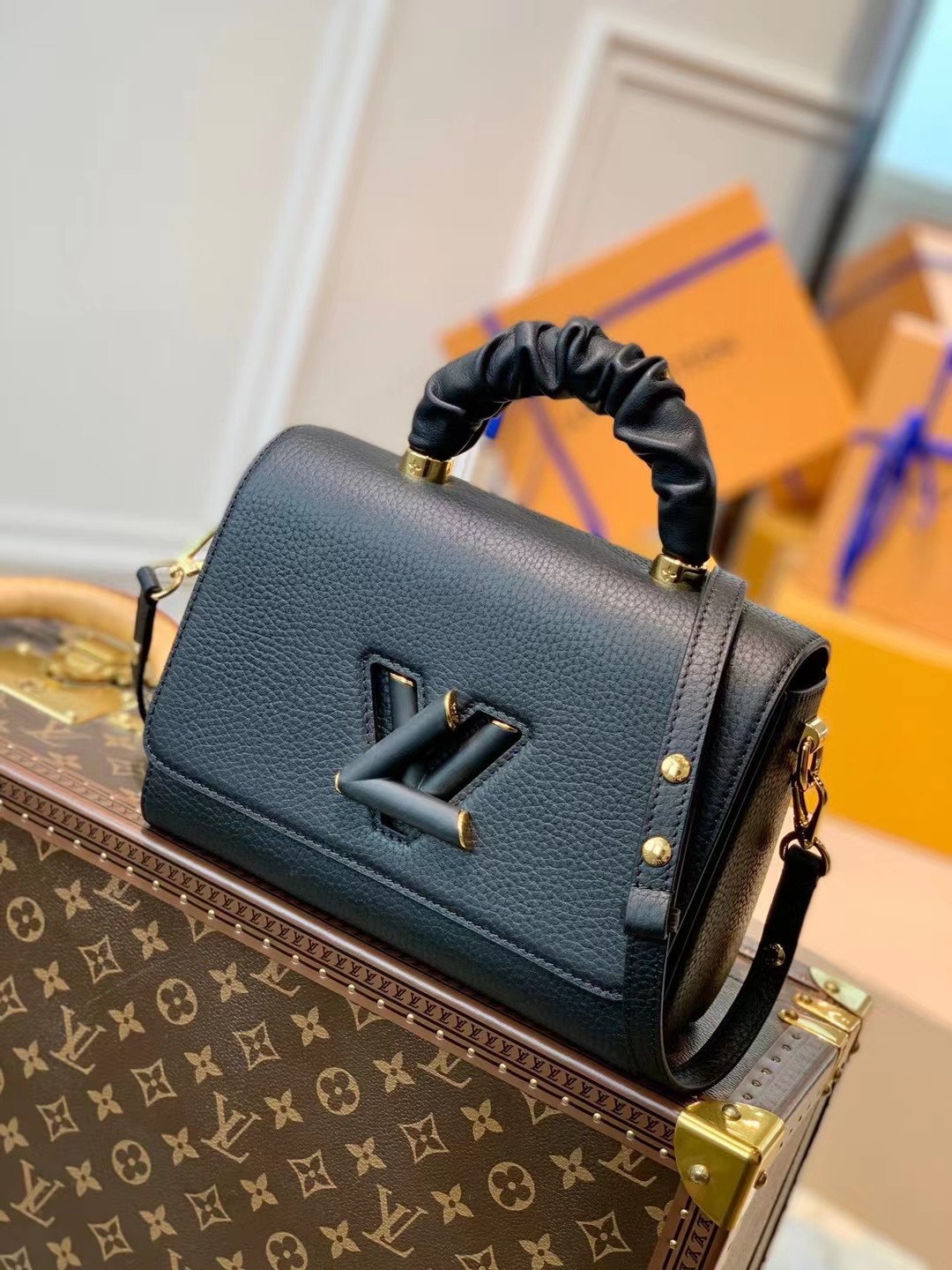 l0vis Vvtt0n twist mm taurillon leather black m58688 23 × 18 × 8 cm