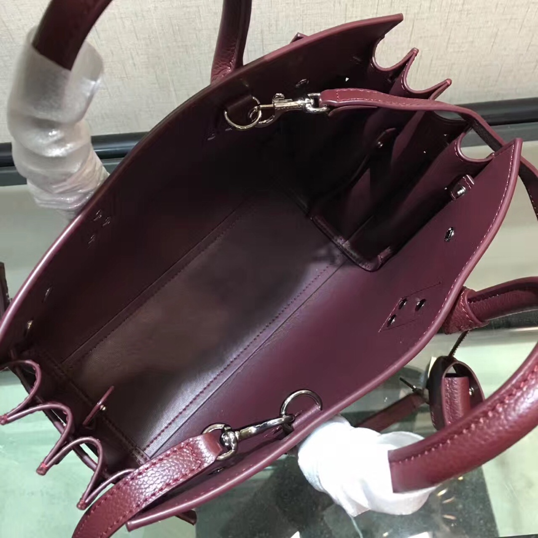 Y51 baby classic sac de jour in grained leather burgundy 421863 26 x 21 x 13 cm