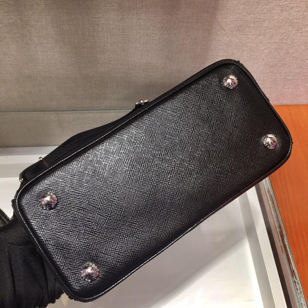 Pra*a mini galleria saffiano leather bag black 1ba296 23 x 16.5 x 10 cm