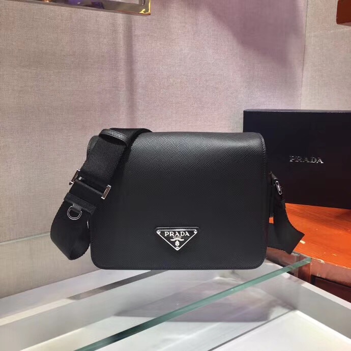 Pra*a bag with saffiano leather shoulder strap black 2vd038 24 x 18 x 6 cm